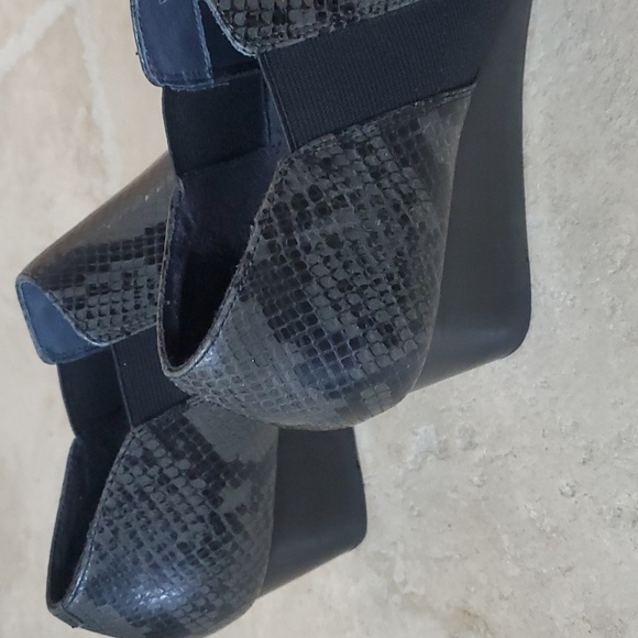 Vionic gray snake print wedge shoe size 8 - Picture 3 of 6